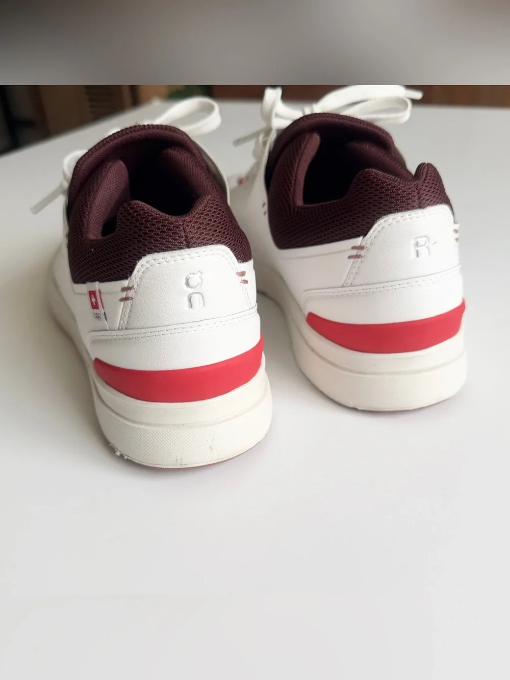 On Cloud SIZE 9.5 The Roger Advantage sneakers in white / mulberry